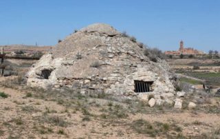 Neveros que rememoran la produccion de hielo en Belchite